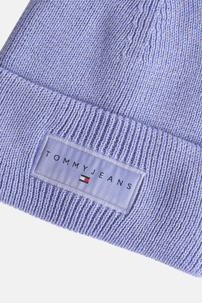 Bonnet lilas en tricot de TOMMY JEANS, avec un patch logo rectangulaire cousu.