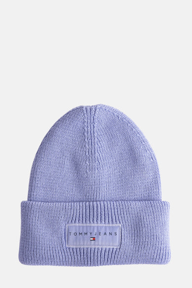 Bonnet lilas en maille par Tommy Jeans, avec étiquette logo sur le bord plié.
