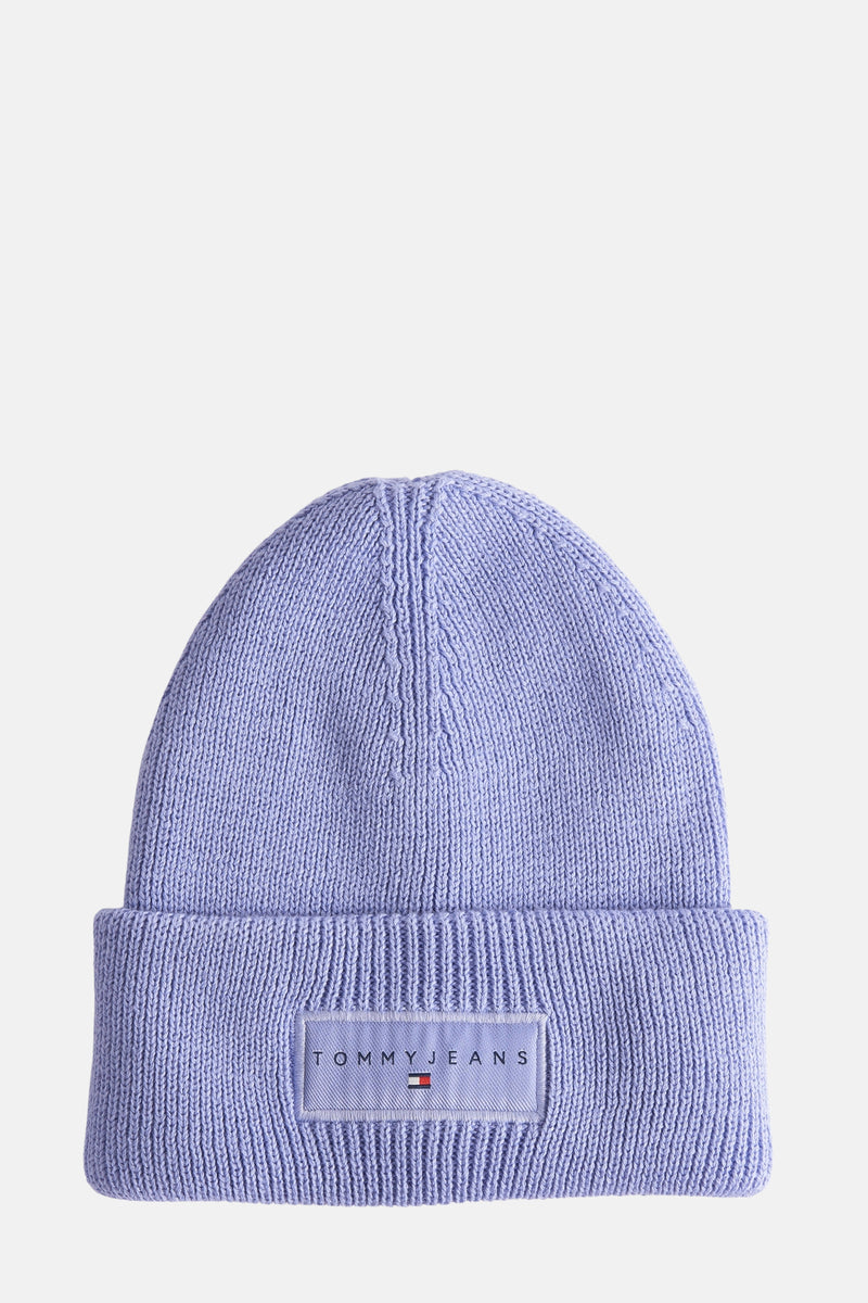 Bonnet lilas en maille par Tommy Jeans, avec étiquette logo sur le bord plié.