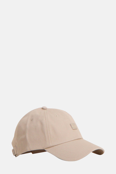 Beige pet van TOMMY JEANS, met vierkant ton-sur-ton logo aan de voorkant.