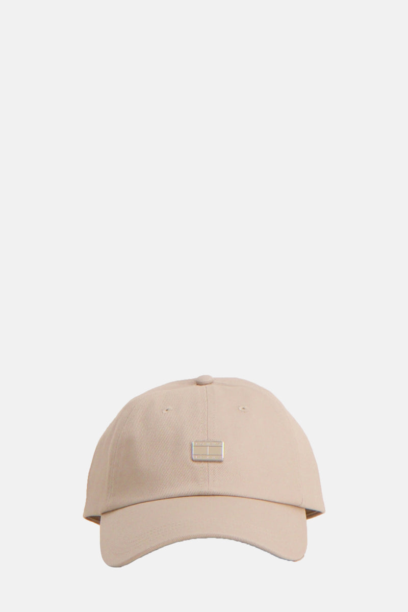 Beige pet van TOMMY JEANS met zilverkleurig rechthoekig logo op de voorkant.
