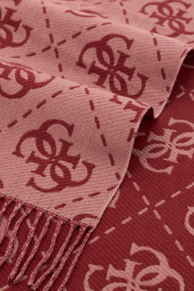 Écharpe rouge à motif monogramme de Guess® avec franges et texture tricotée, vue rapprochée