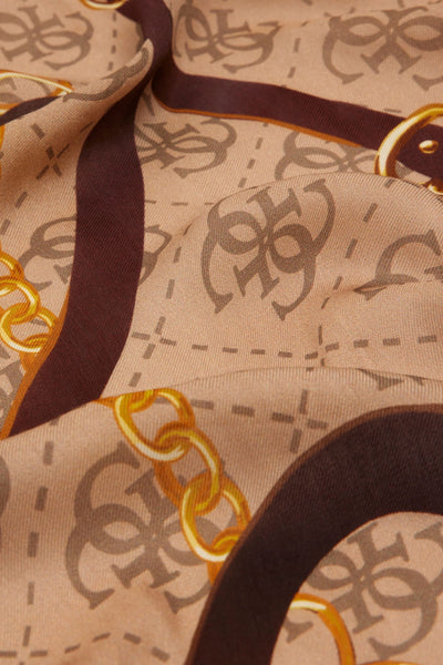 Bruine sjaal van Guess, met gouden kettingpatronen en herhaald logo op een beige getextureerde achtergrond.