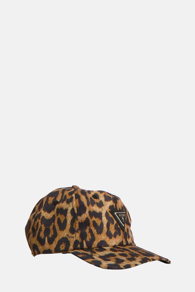 Bruine Guess pet met luipaardprint en driehoekig logo aan de voorkant.