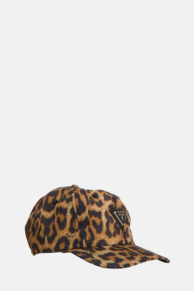 Bruine Guess pet met luipaardprint en driehoekig logo aan de voorkant.