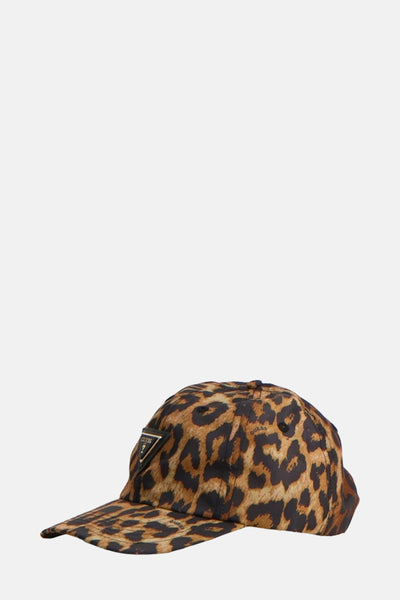Casquette marron à motif léopard de Guess avec logo triangulaire noir sur le devant.