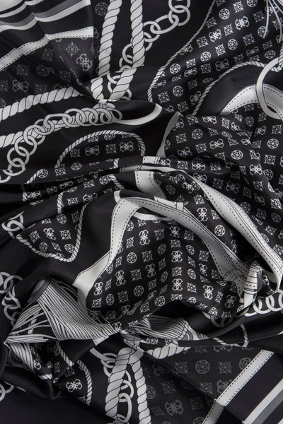 Zwarte foulard van Guess, met kettingen-, touwen- en logo-patroon op een gekreukte stof.