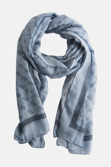 Blauwe foulard van Guess met all-over logoprint en contrasterende gestreepte rand, gedrapeerd op een neutrale achtergrond.
