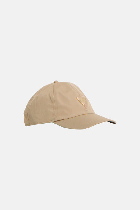 Beige pet van Guess, met een driehoekig logo op de voorkant.