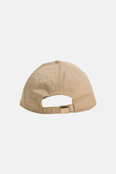Casquette beige de Guess, avec une boucle de réglage dorée à l'arrière.