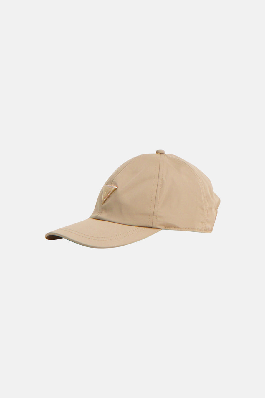 Beige pet van Guess, met driehoekig logo aan de voorkant.