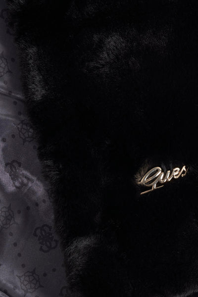 Zwarte faux fur sjaal van Guess, met gouden logo en gevoerde voering met patroon.