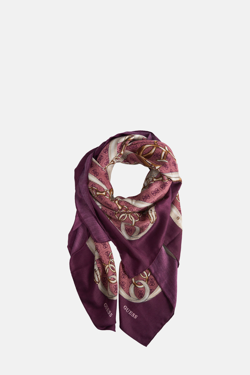 Multikleuren sjaal van Guess met ketting- en logoprint, opgerold.
