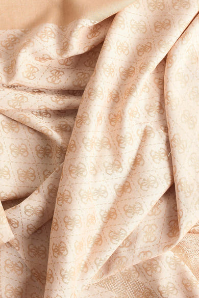 Foulard brun de Guess, motif monogramme ton sur ton et texture plissée.
