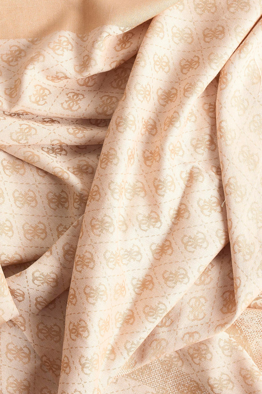 Foulard brun de Guess, motif monogramme ton sur ton et texture plissée.