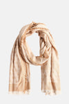 Bruine sjaal van Guess, toon-op-toon monogrampatroon en geplooide textuur.