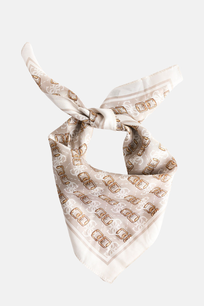 Beige sjaal van Guess, met goudkleurig luspatroon en ton-sur-ton logo, van crêpezijde.