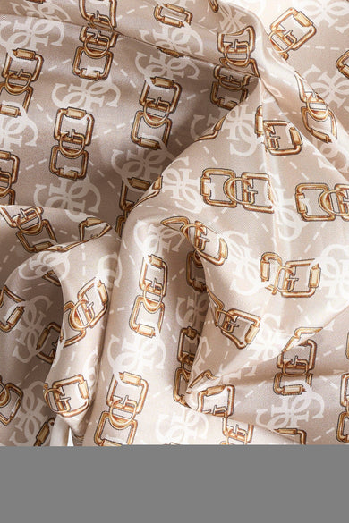 Beige sjaal van Guess, kettingpatroon en herhaald logo op getextureerde stof.