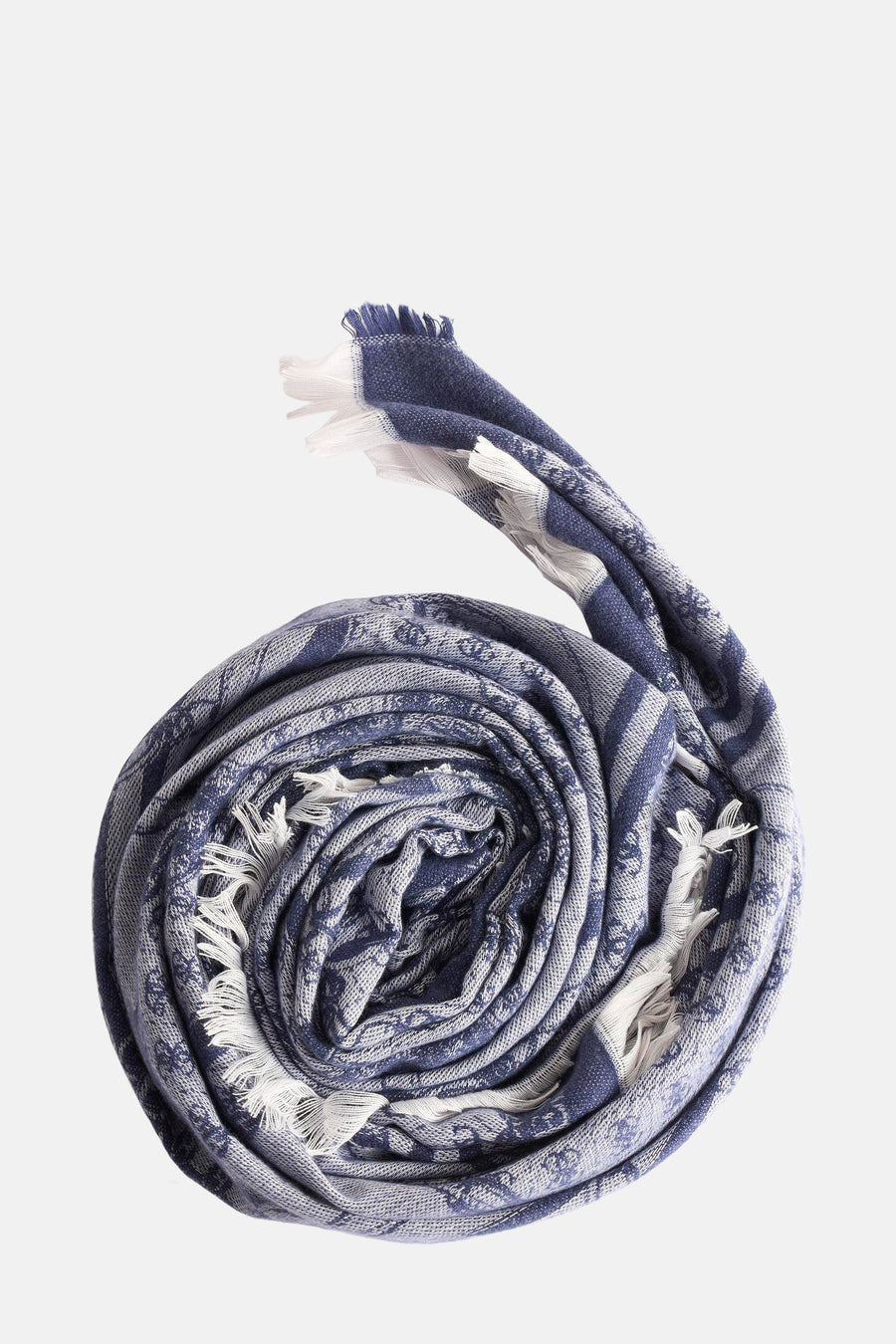 Écharpe bleue de Guess® enroulée, à motifs et franges blanches.