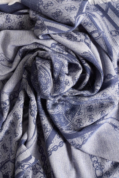 Écharpe bleue de Guess avec un motif ornemental tourbillonnant et une texture tissée complexe.