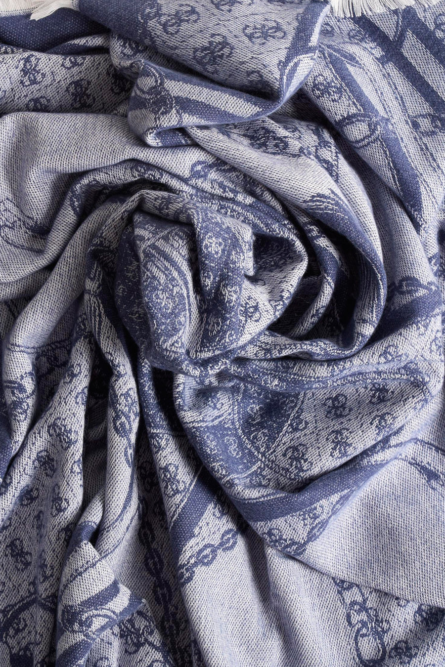 Écharpe bleue de Guess avec un motif ornemental tourbillonnant et une texture tissée complexe.