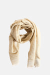 Ecru sjaal van Guess® met toon-op-toon patroon en gekreukte textuur.