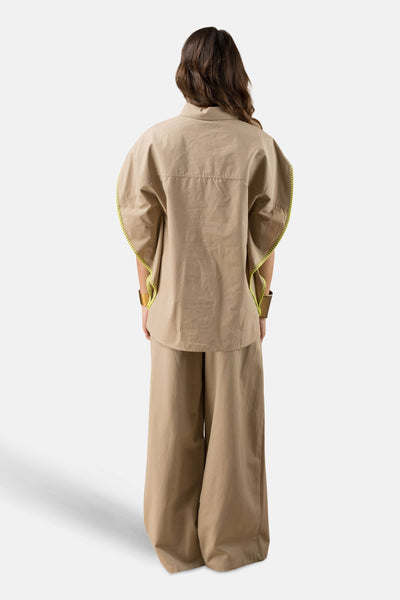 Chino beige de ADORE, avec des jambes larges et des poignets dorés.