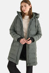 Veste longue verte de CECIL, avec capuche et fermeture éclair sur un pull beige et un pantalon noir.