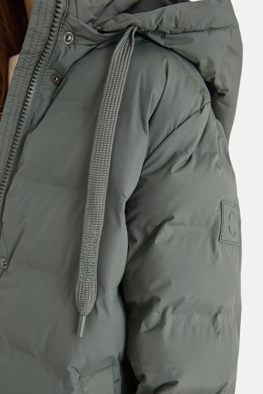 Veste longue verte de CECIL avec capuche et cordon de serrage tressé orné de texte.