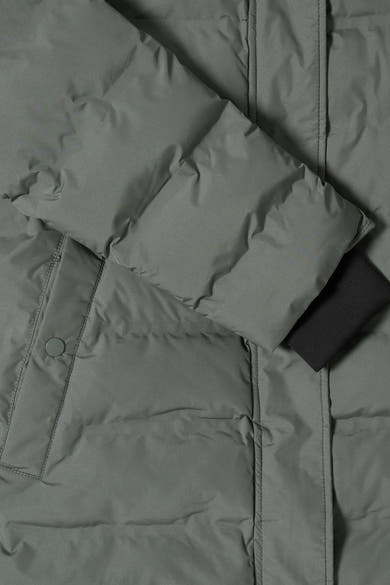 Veste longue vert de CECIL avec détails matelassés, manches longues et poignets noirs.