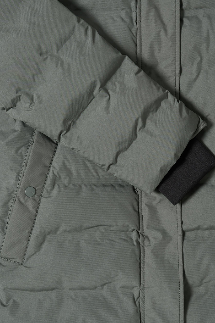Veste longue vert de CECIL avec détails matelassés, manches longues et poignets noirs.