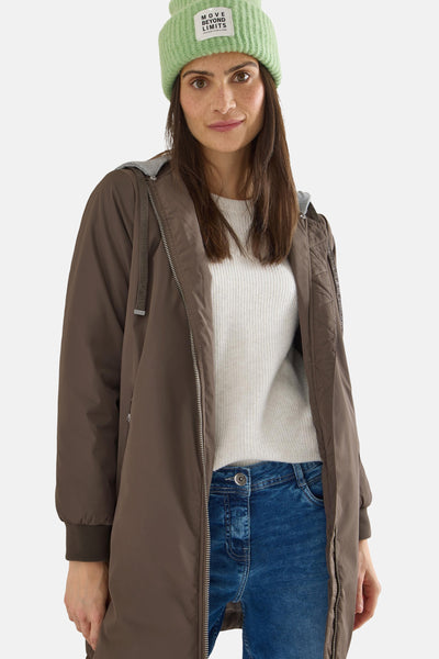 Veste longue brune par CECIL, avec capuche à cordon coulissant et fermeture éclair devant.