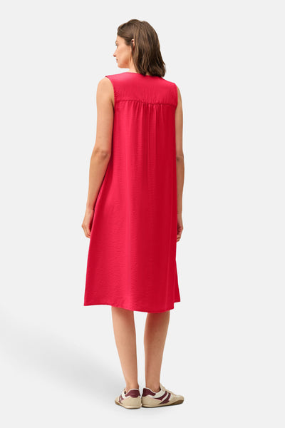 Robe rouge de CECIL, sans manches, coupe trapèze décontractée et texture subtile, vue de dos.