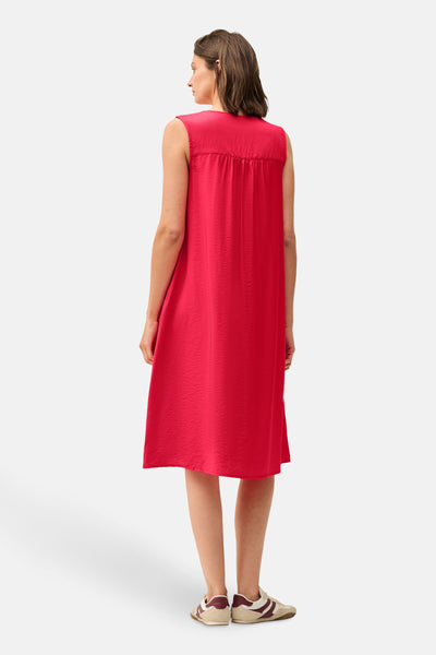 Robe rouge en maille de CECIL, coupe ample et longueur midi, vue de dos.