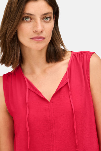Robe rouge de CECIL, avec un col en V et des détails de cordon, sur un mannequin.