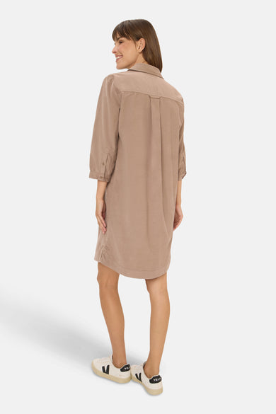 Taupe jurk met lange mouwen van CECIL, met geribbelde textuur en naaddetails.