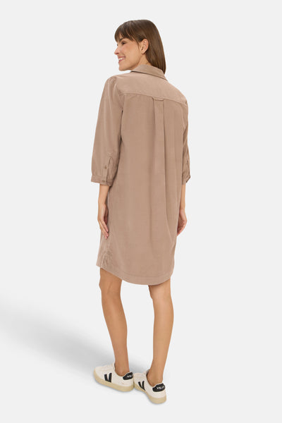 Taupe jurk met lange mouwen van CECIL, met geribbelde textuur en naaddetails.