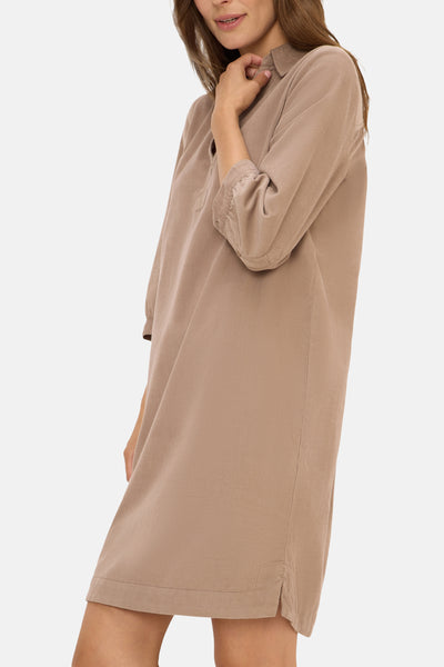 Taupe jurk met lange mouwen van CECIL, van corduroy, met overhemdkraag en splitzoom.