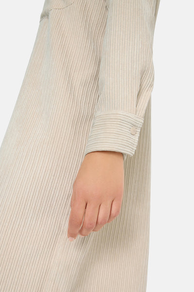Ecru jurk van CECIL in fijne ribfluweel, met manchetknopen.
