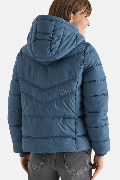 Korte blauwe jas van CECIL, gewatteerd met capuchon en chevron-design op de rug.