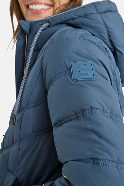 Veste courte bleue de CECIL, matelassée avec un logo sur la manche et des cordons de serrage à rayures.
