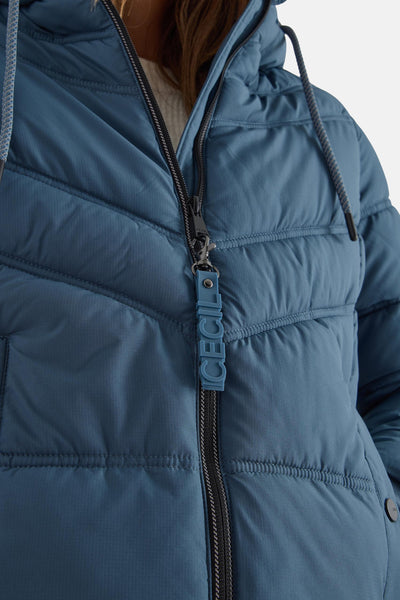 Veste courte bleue de CECIL avec une fermeture éclair et un pendentif portant le nom de la marque.