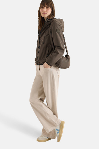 Veste courte marron de CECIL, portée avec un sac bandoulière et un pantalon beige.