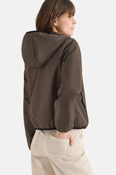 Kort bruin jack van CECIL, met capuchon, gedragen met een beige broek, van achteren gezien.
