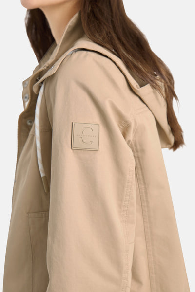 Veste courte beige de CECIL, avec capuche et cordon, patch logo sur la manche.