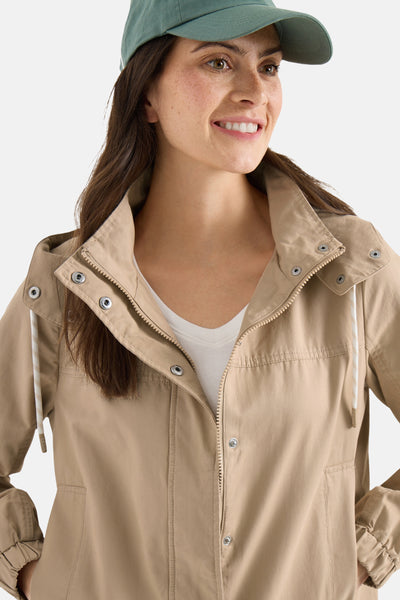 Veste courte beige par CECIL avec fermeture éclair, capuche et détails de boutons pression.