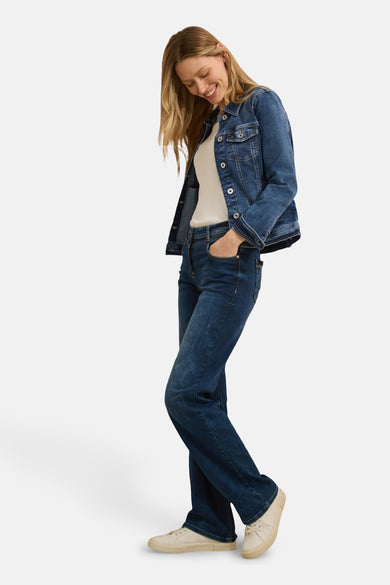 Veste en jean bleu denim par CECIL, portée avec un t-shirt blanc et un jean foncé.