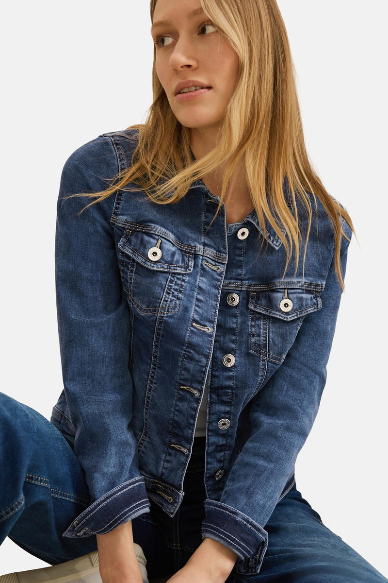 Veste en jean bleu moyen denim de CECIL, avec poches poitrine à rabat et boutons argentés.