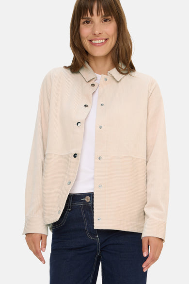 Beige lange mouwen blouse van CECIL, van corduroy, met drukknoppen, gedragen met een wit T-shirt en een spijkerbroek.
