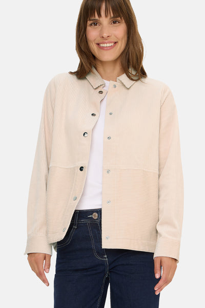 Beige lange mouwen blouse van CECIL, van corduroy, met drukknoppen, gedragen met een wit T-shirt en een spijkerbroek.
